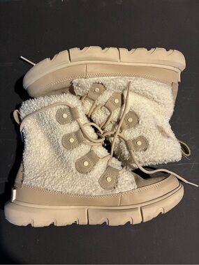 (Never worn) Sorel Sherpa Lace-Up Boots in Cream
